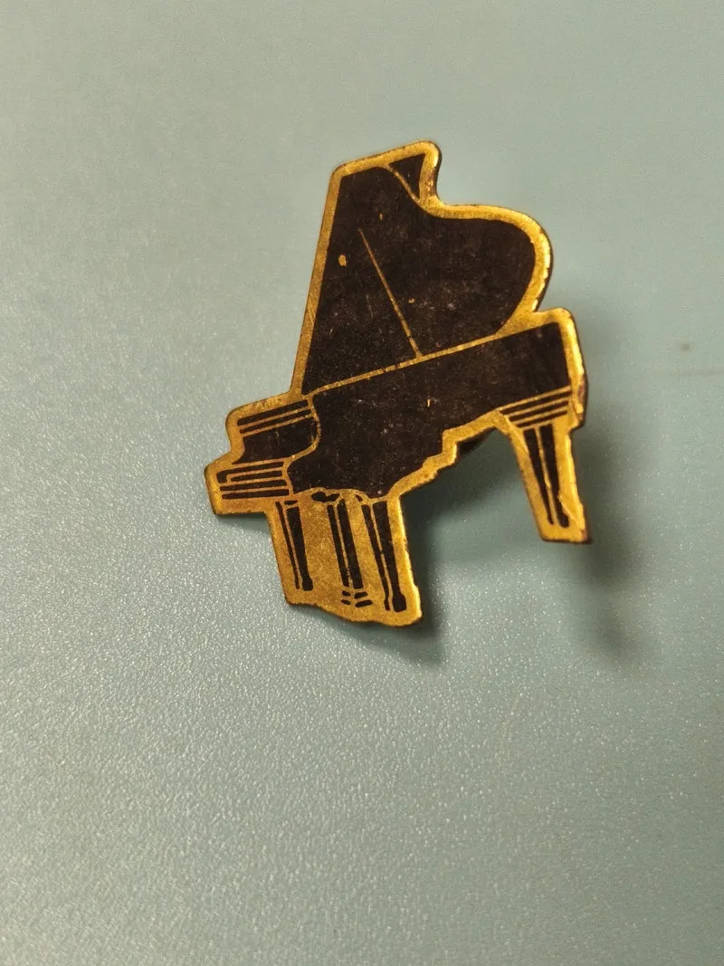 Vintage pin's piano à queue doré, badge ancien collection musique (Ref 3)