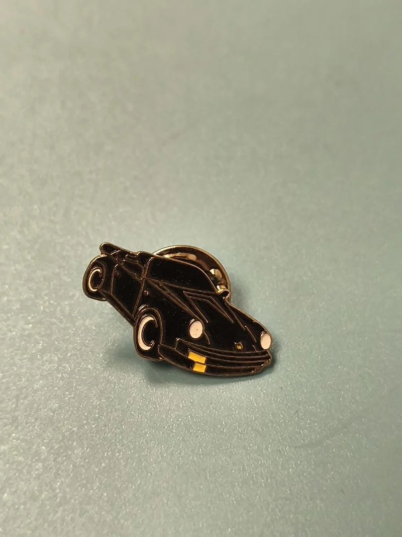Pin's vintage voiture noire émaillée, style rétro collection véhicule (Ref 3)