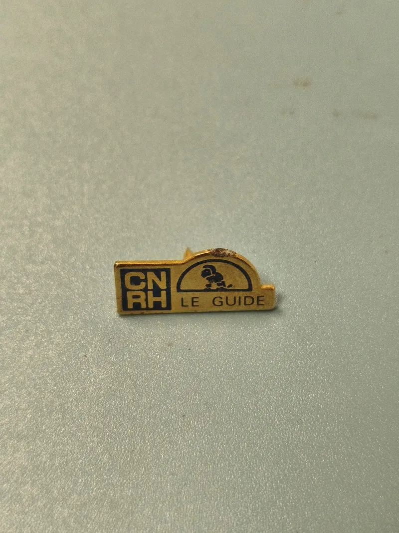 Vintage pin's CNRH Le Guide badge ancien rectangulaire collection (Ref 3)