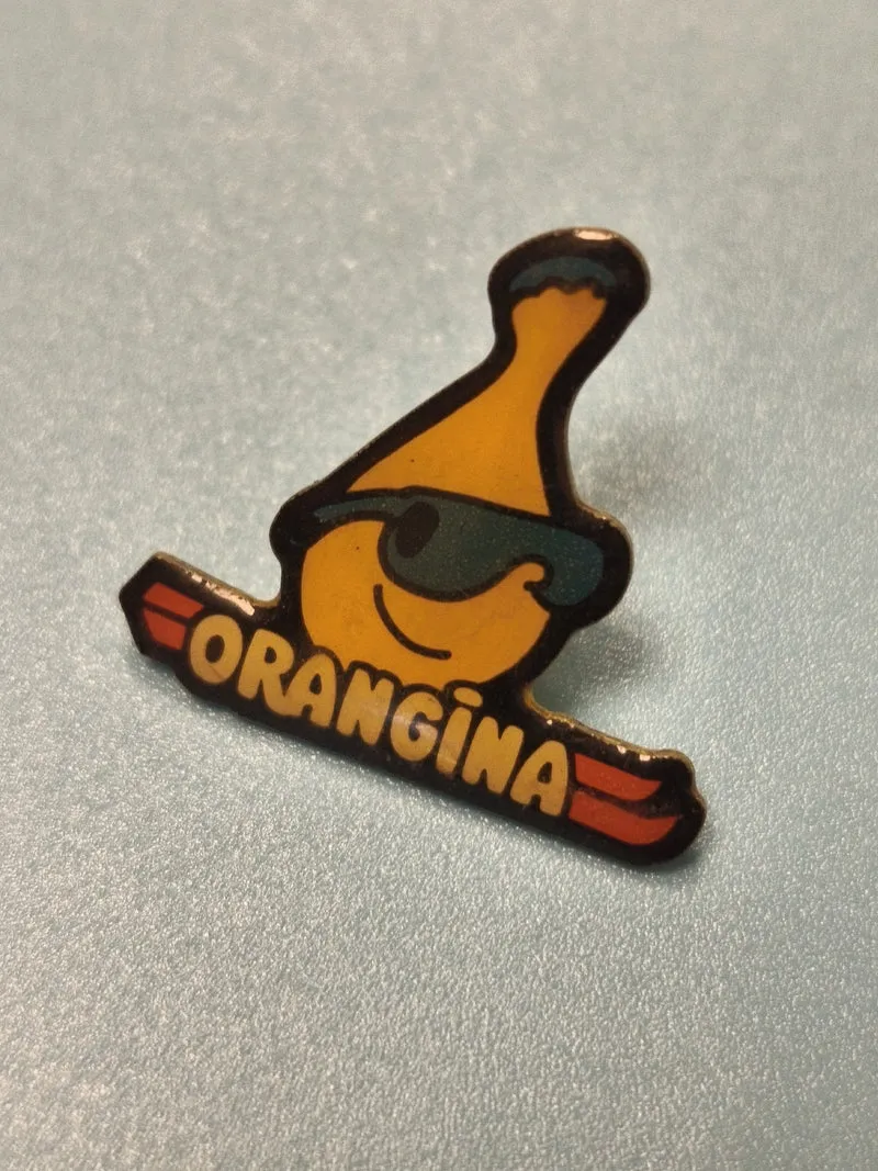 Pin's vintage Orangina mascotte bouteille lunettes rétro collection publicitaire