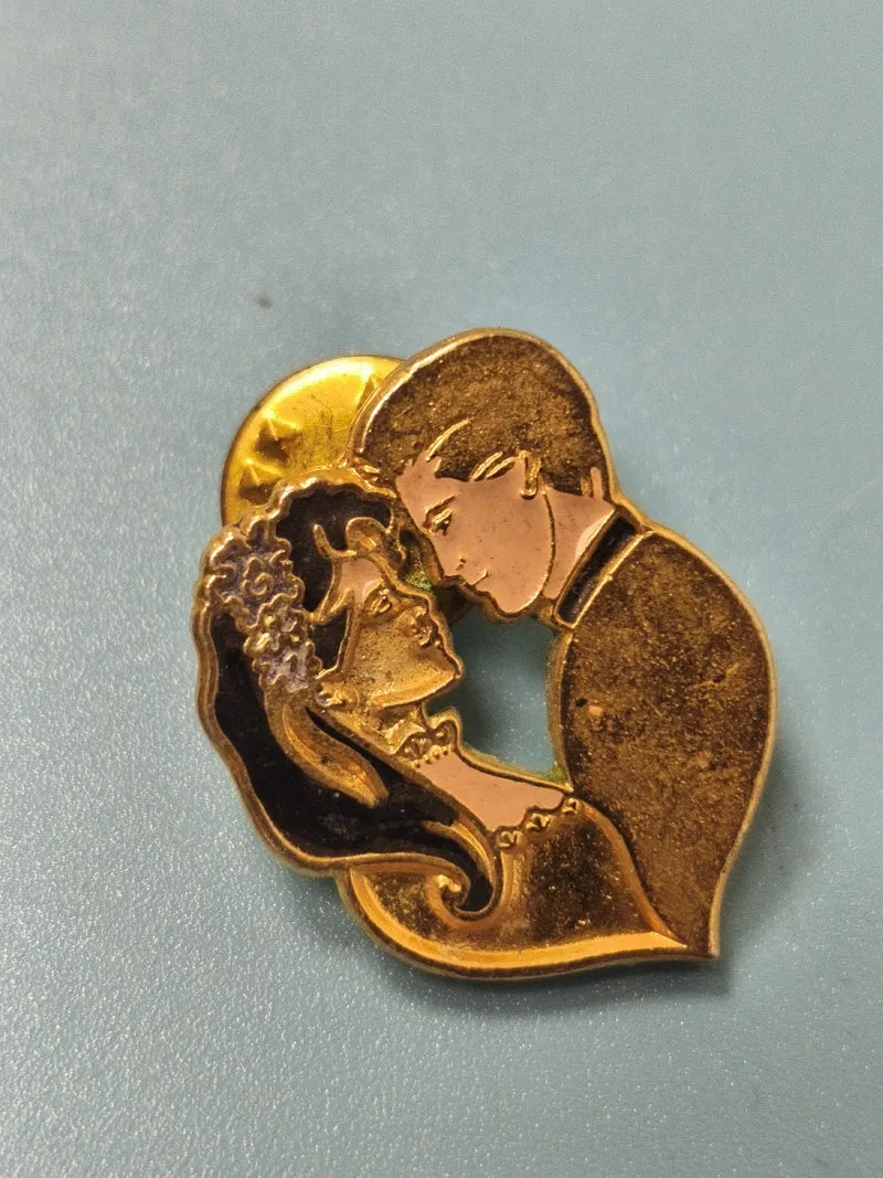 Vintage pin's amour couple doré romantique ancien, collection badge (Ref 4)