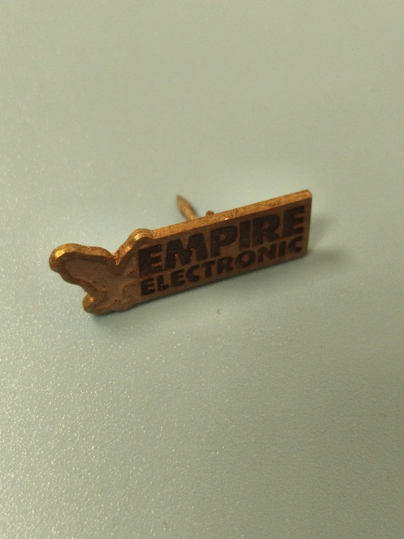 Vintage pin's Empire Electronic logo doré ancien badge collection rétro