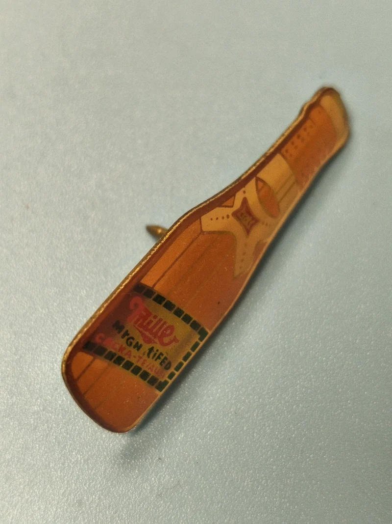 Pin's vintage bouteille alcool cocktail Miller, forme bouteille, collection (Ref
