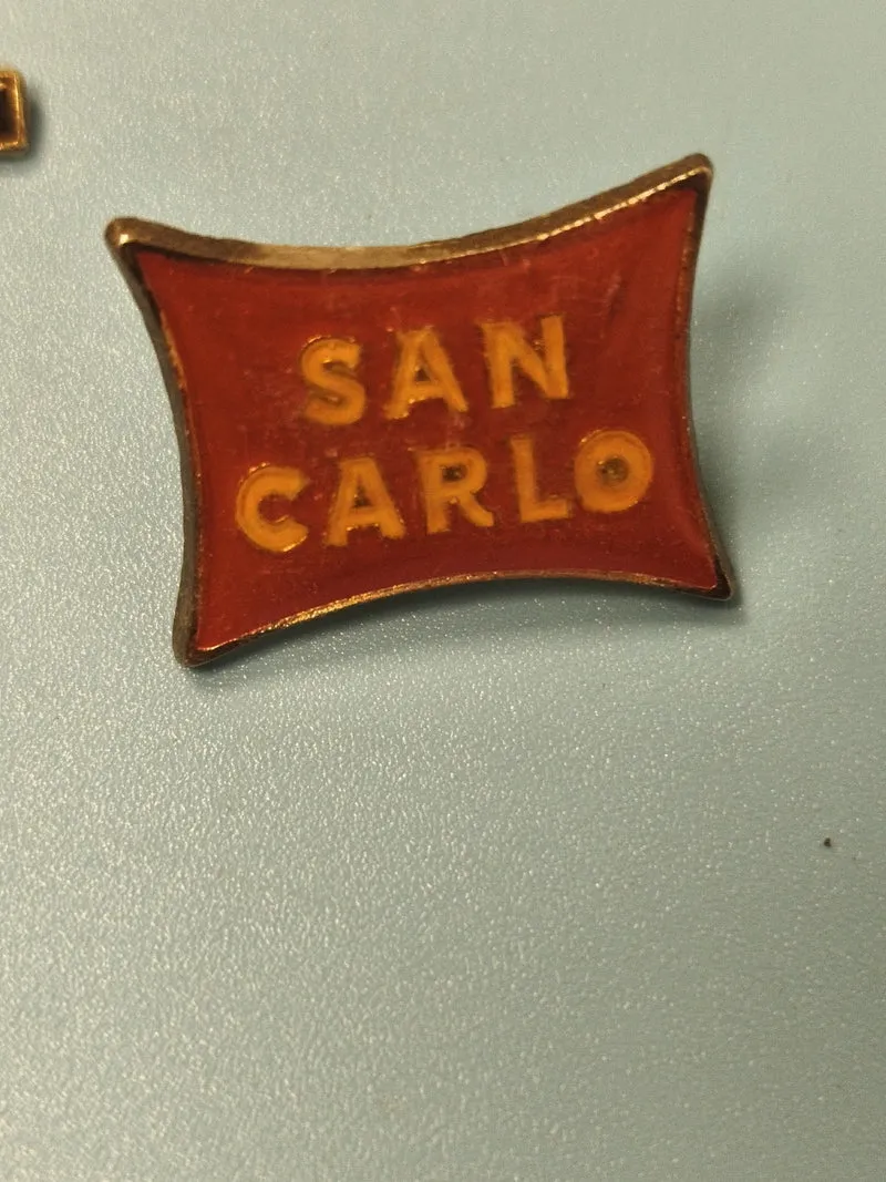 Vintage pin's SAN CARLO rouge forme drapeau ancien collection publicitaire