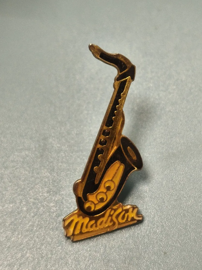 Vintage pin's saxophone Madison émaillé collection musique rétro (Ref 4)