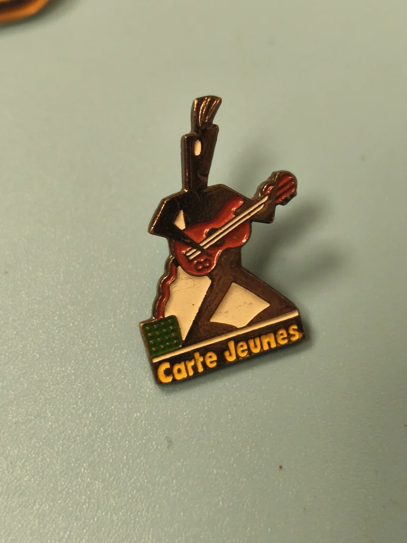 Pin's vintage Carte Jeunes musicien guitare émaillé, collection années 90
