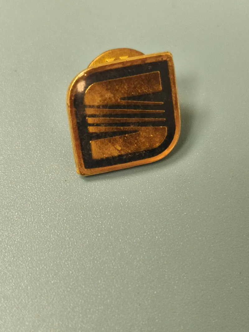 Vintage pin's Seat logo ancien doré forme carrée collection automobile
