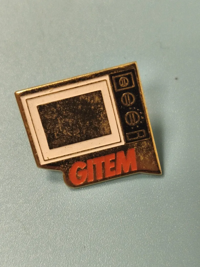 Pin's vintage GITEM ancien, forme téléviseur, collection publicité rétro