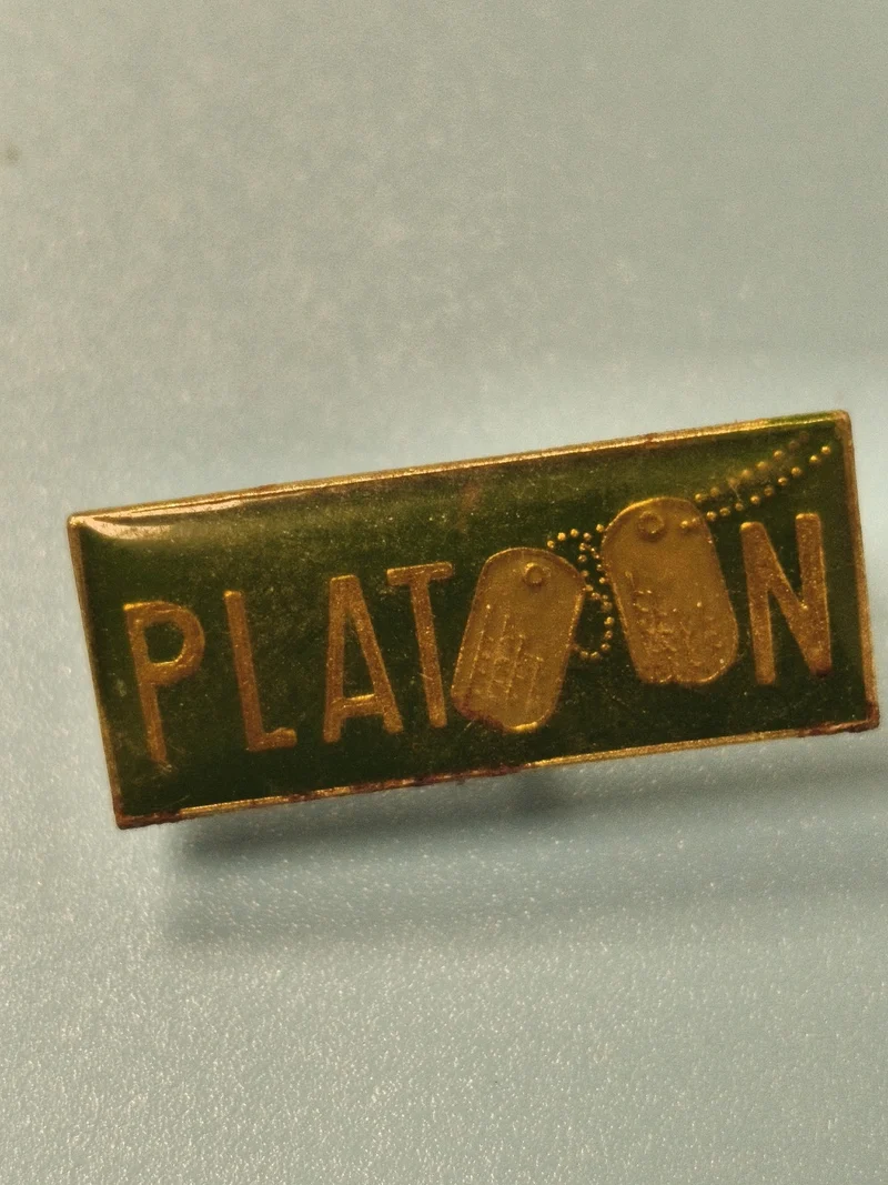 Vintage pin's Platoon rectangulaire vert militaire collection cinéma
