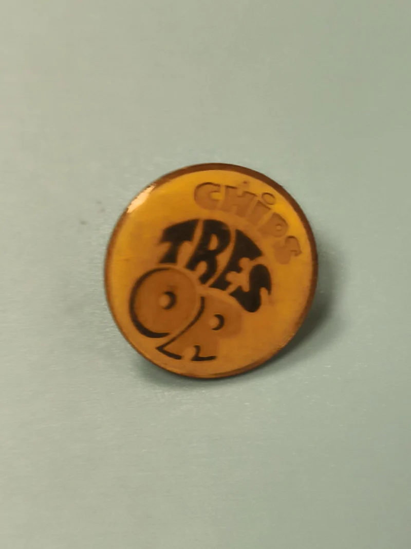 Vintage pin's rond CHIPS TRESOR jaune, badge publicitaire ancien collection