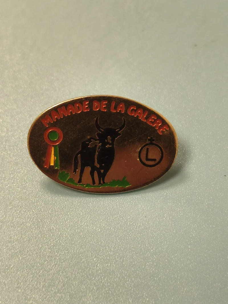 Pin's vintage Manade de la Galère taureau ovale collection Camargue
