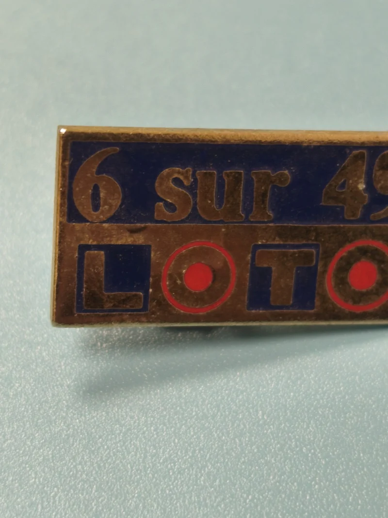 Pin's vintage Loto 6 sur 49, émaillé bleu et rouge, collection jeux (Ref 4)