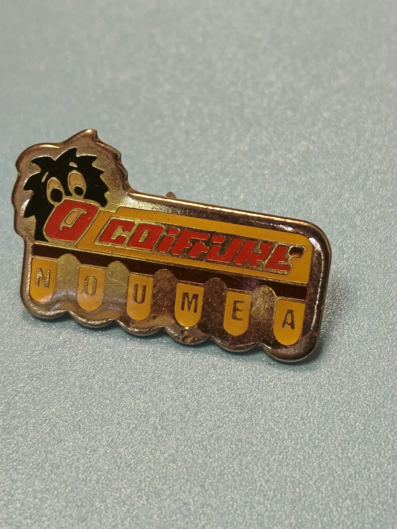 Vintage pin's coiffure Nouméa décor cartoon ancien badge collection