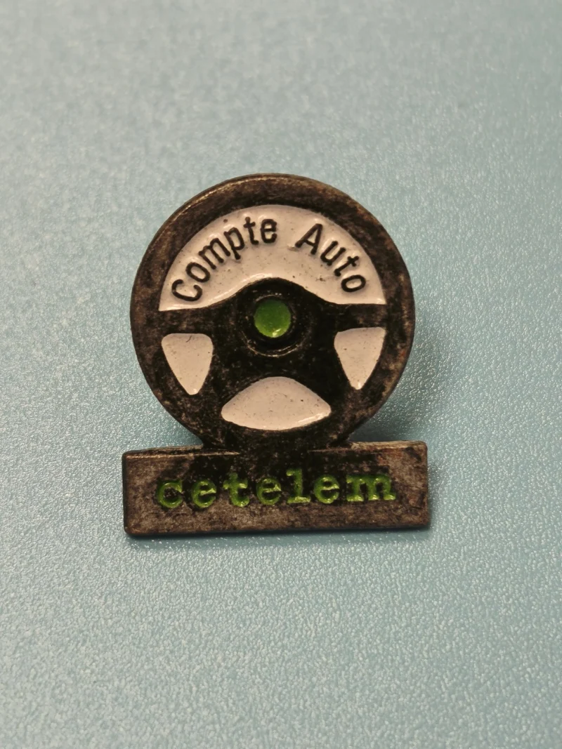 Pin's vintage Cetelem Compte Auto ancien, logo volant, collection automobilia