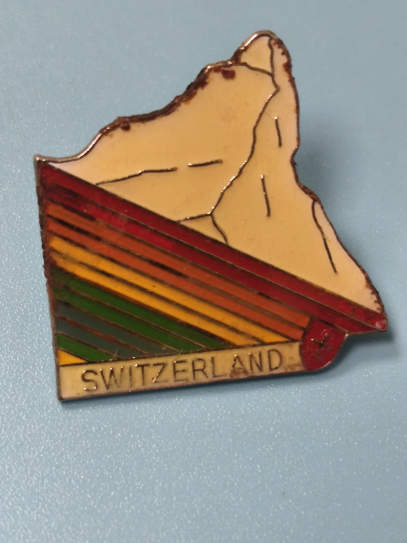 Pin's vintage Suisse montagne émaillé multicolore SWITZERLAND collection (Ref 4)