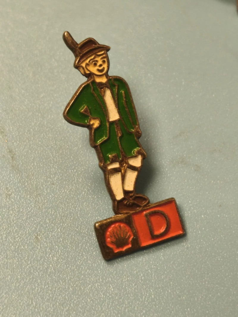 Pin's vintage Shell personnage costume vert, collection essence Ref 4