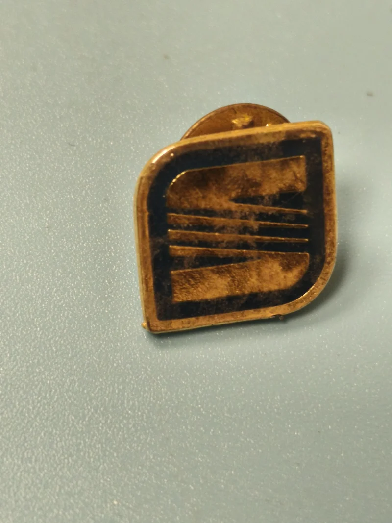 Vintage pin's Seat logo ancien doré émaillé collection automobile (Ref 4)