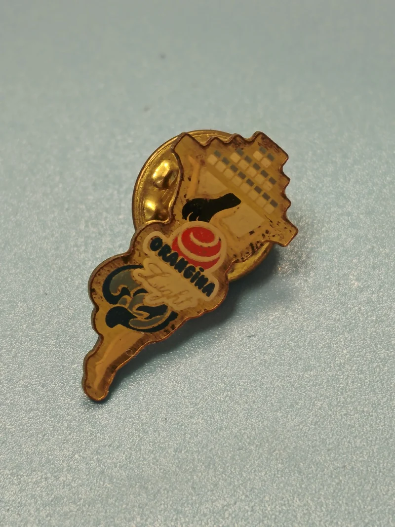 Vintage pin's Orangina Light publicitaire forme bouteille jaune rétro collection