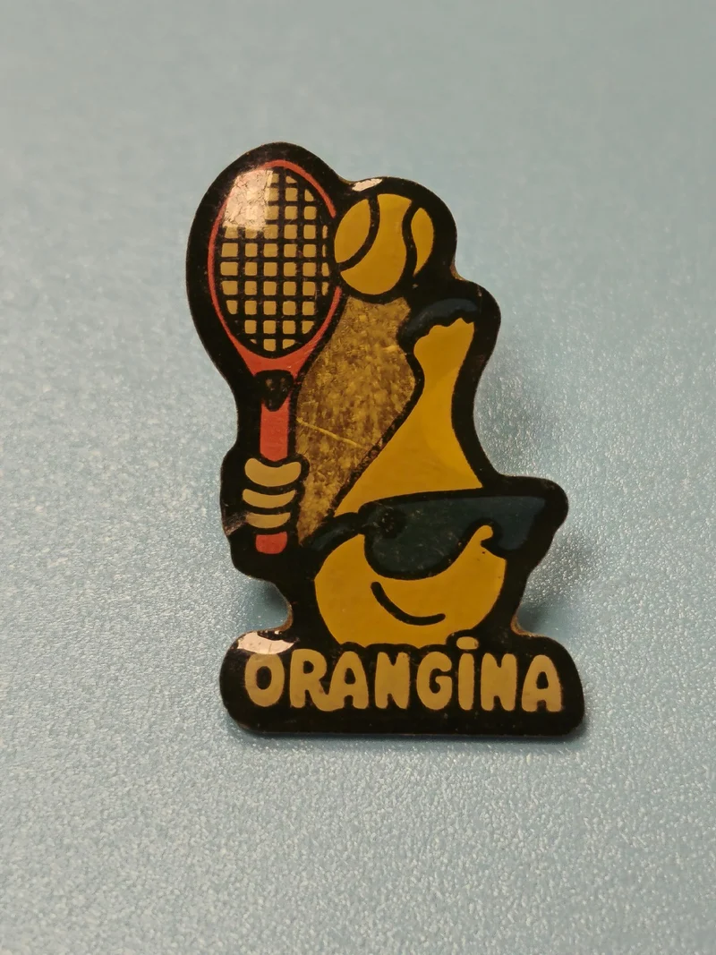 Vintage pin's Orangina tennis jaune rétro collection publicitaire ancien