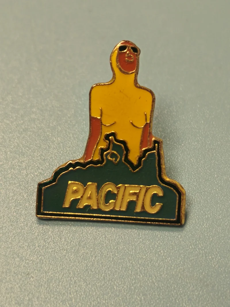 Pin's vintage PACIFIC émaillé, silhouette stylisée jaune vert, collection (Ref 4