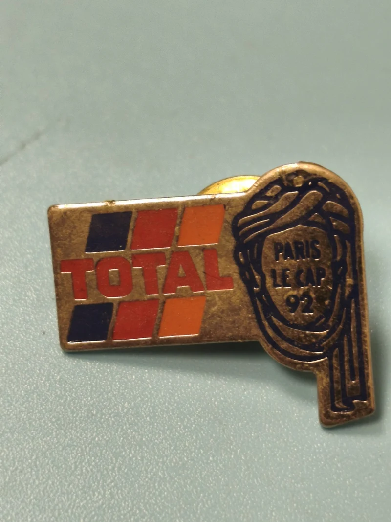 Vintage pin's Total Paris Le Cap 92, logo coloré, collection automobile