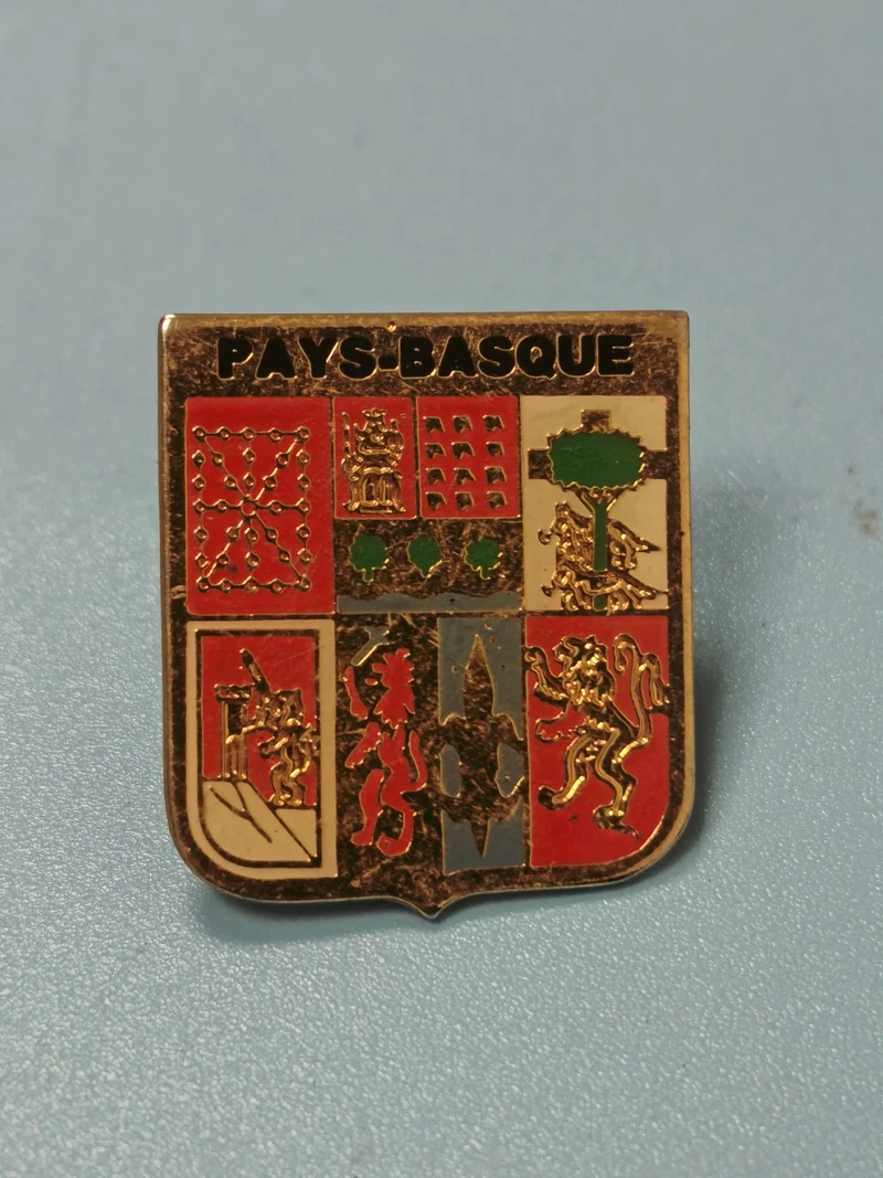 Vintage pin's blason Pays Basque émaillé ancien, écusson héraldique collection
