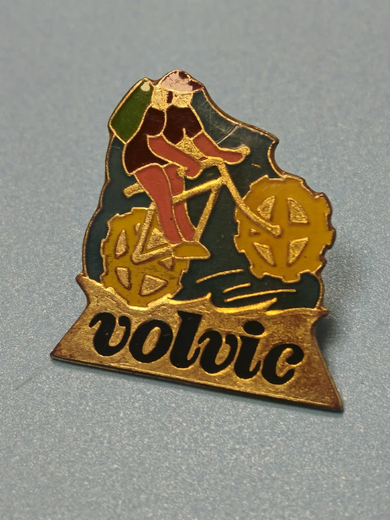 Vintage pin's Volvic cycliste, collection sport, émaillé, années 90