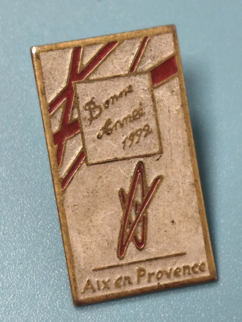 Pin's vintage Aix-en-Provence Bonne Année 1992 rectangulaire doré émaillé