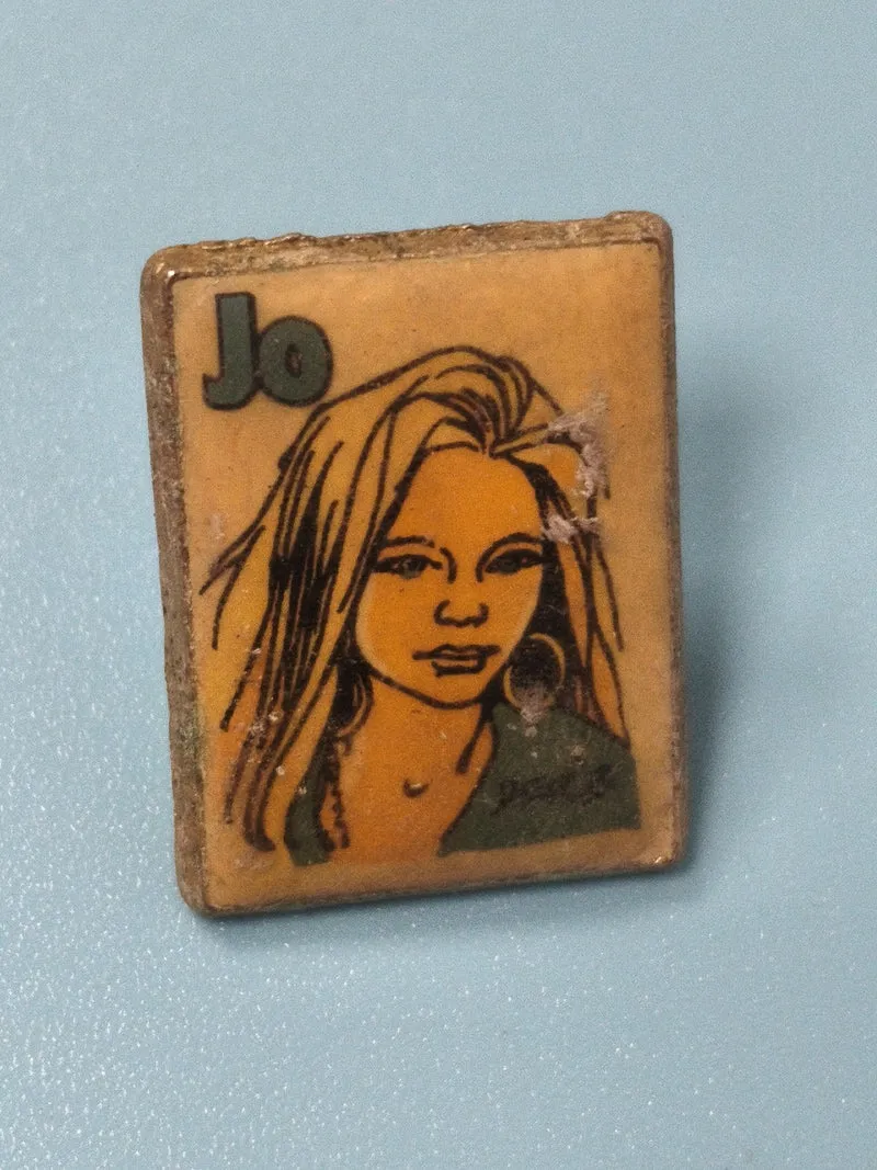 Vintage pin's rectangulaire Jo illustration femme rétro collector (Ref 5)