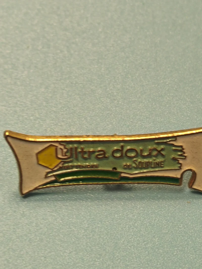 Vintage pin's publicitaire Soupline Ultra Doux vert blanc collection (Ref 5)