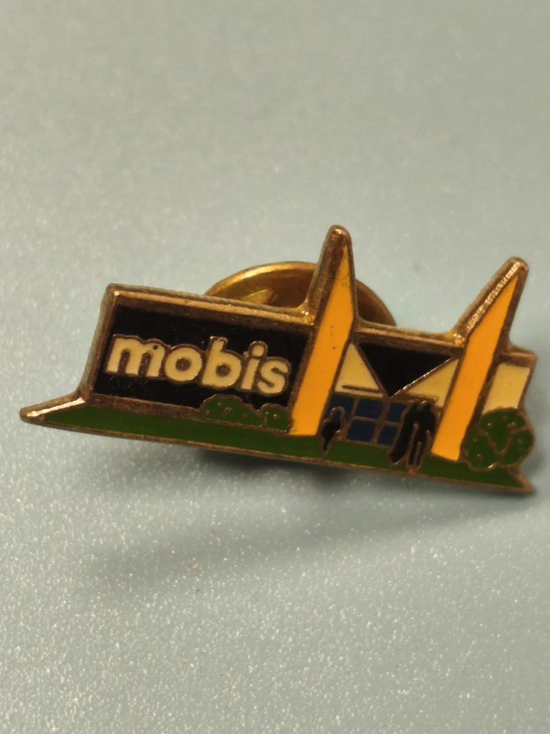 Vintage pin's mobis bâtiment logo jaune vert collection rétro (Ref 5)