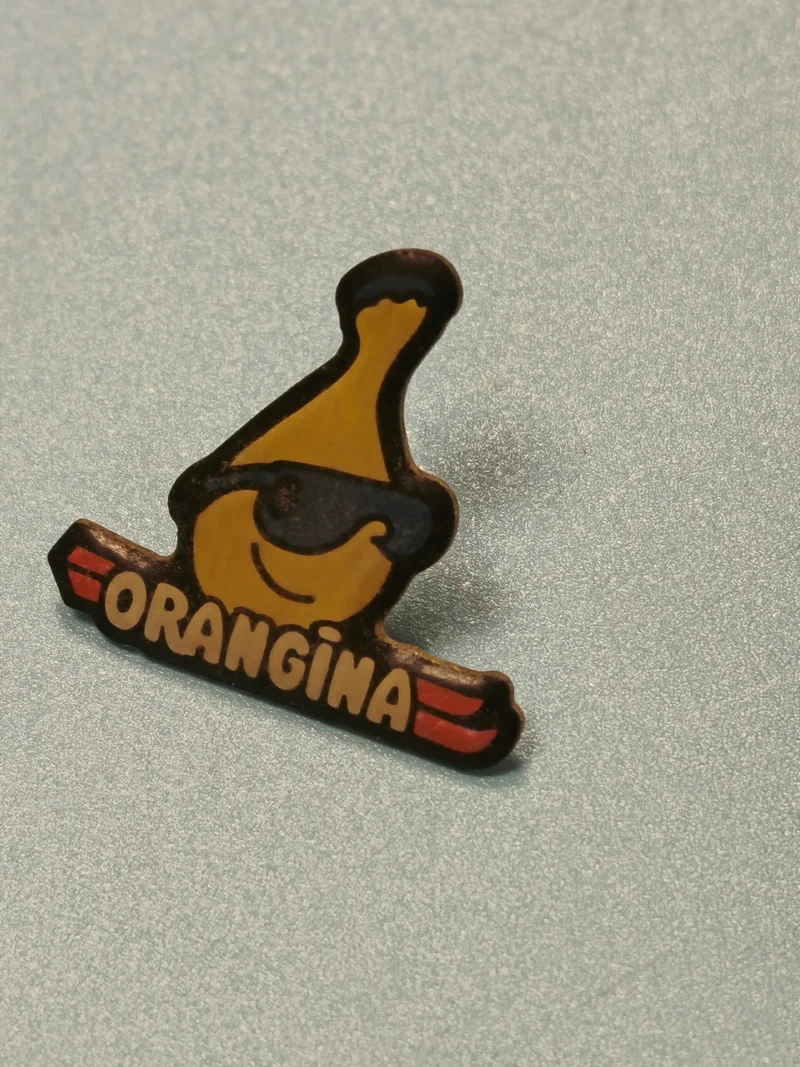 Vintage pin's Orangina bouteille mascotte jaune publicitaire ancien collection