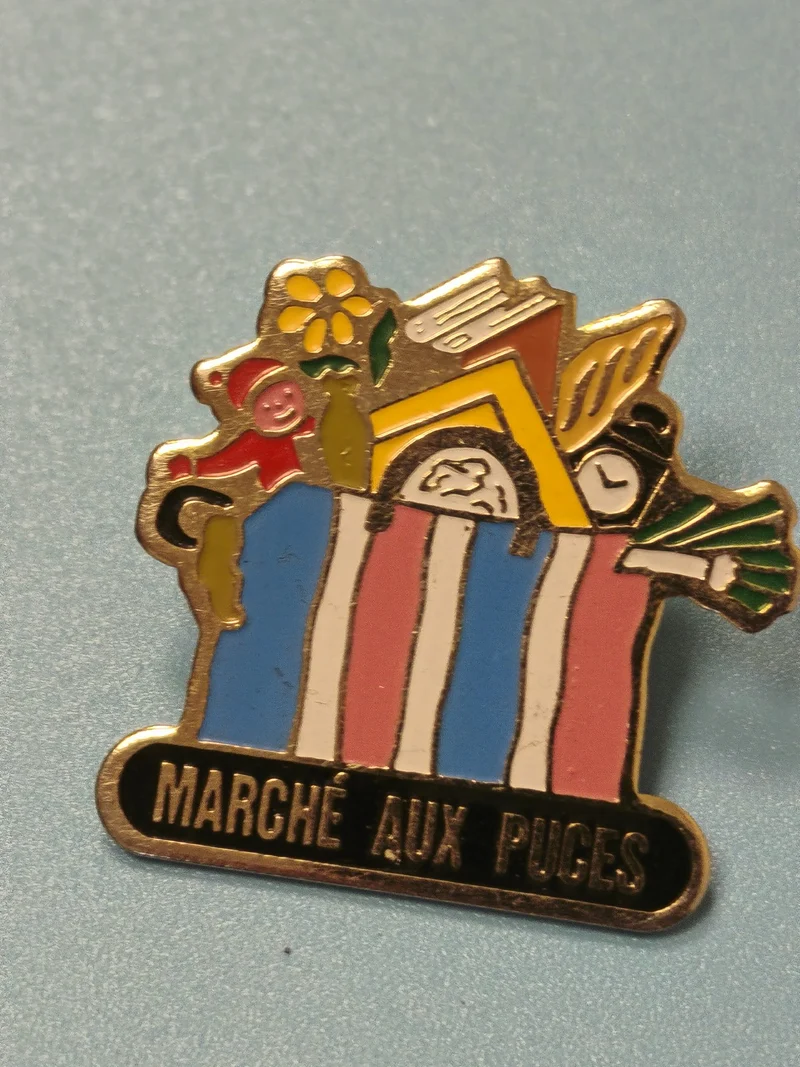 Pin's vintage Marché aux Puces émaillé couleurs vives collection rétro