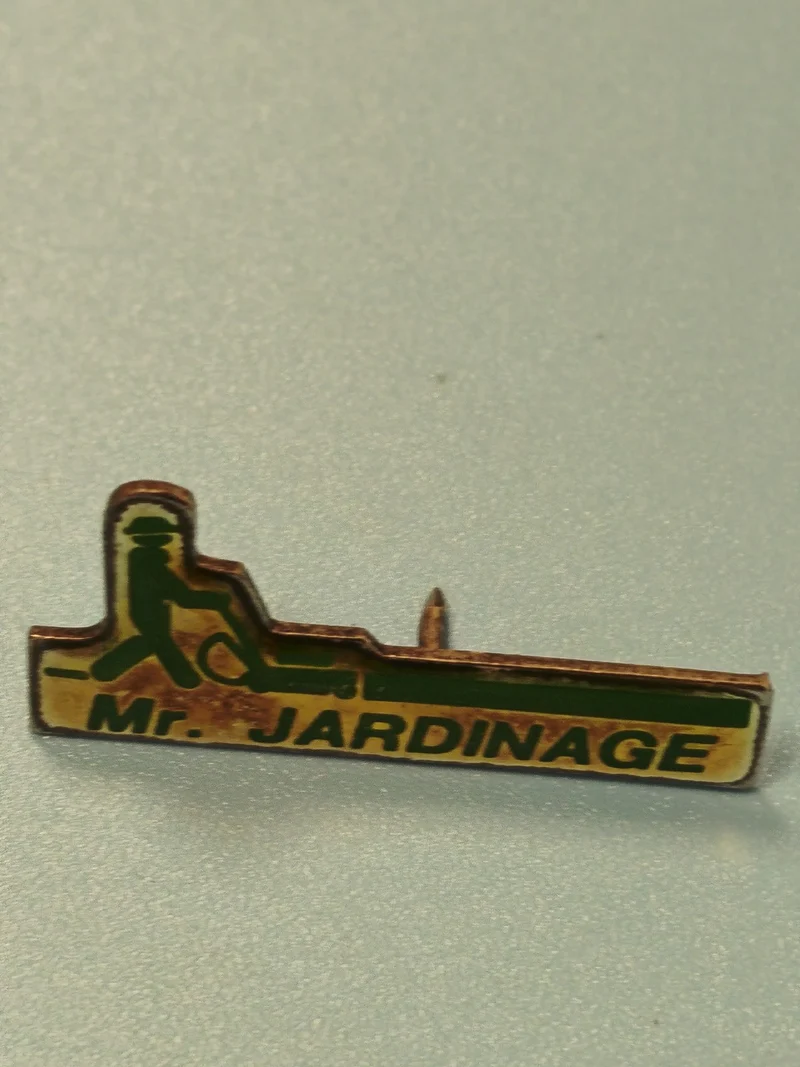 Vintage pin's publicitaire Mr Jardinage vert jaune ? Collection années 80/90
