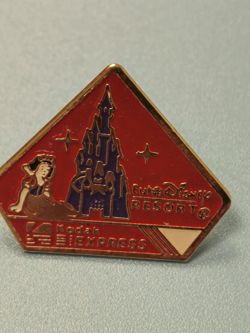 Vintage pin's Kodak Euro Disney Resort Express triangle rouge collection (Ref 5)