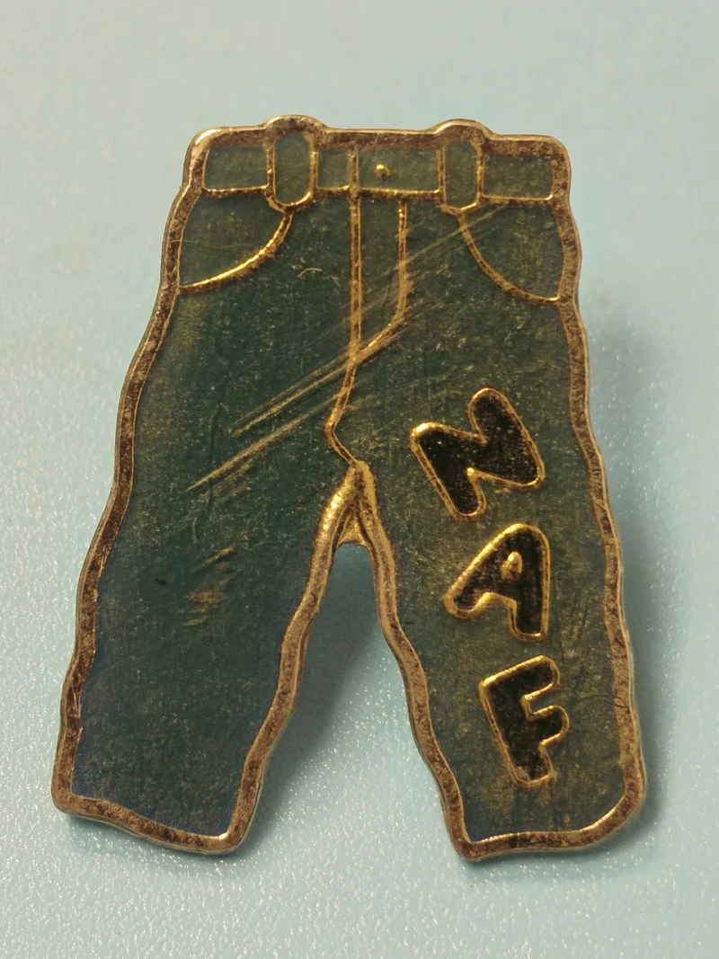 Vintage pin's NAF pantalon bleu, accessoire rétro collection mode (Ref 5)