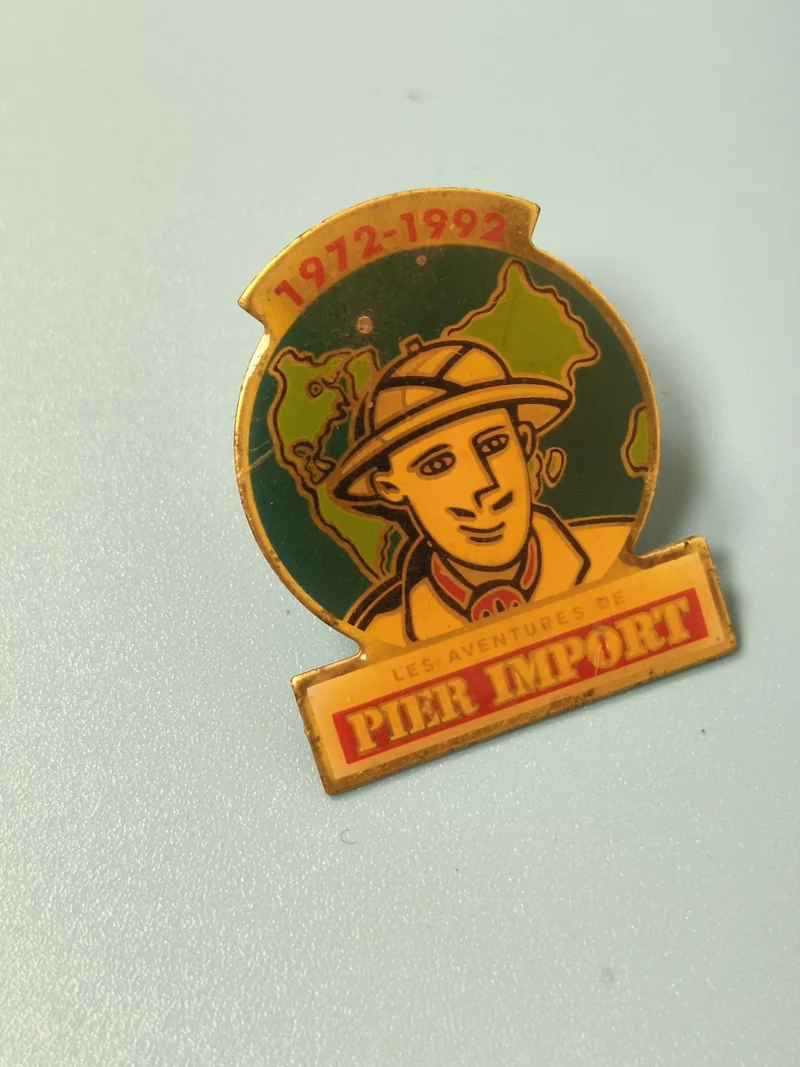 Pin's vintage Pier Import 1972-1992 aventurier émail coloré collection (Ref 2)