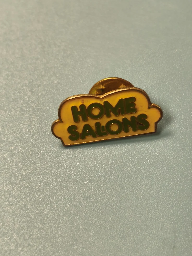 Vintage pin's HOME SALONS ancien badge publicitaire forme canapé jaune