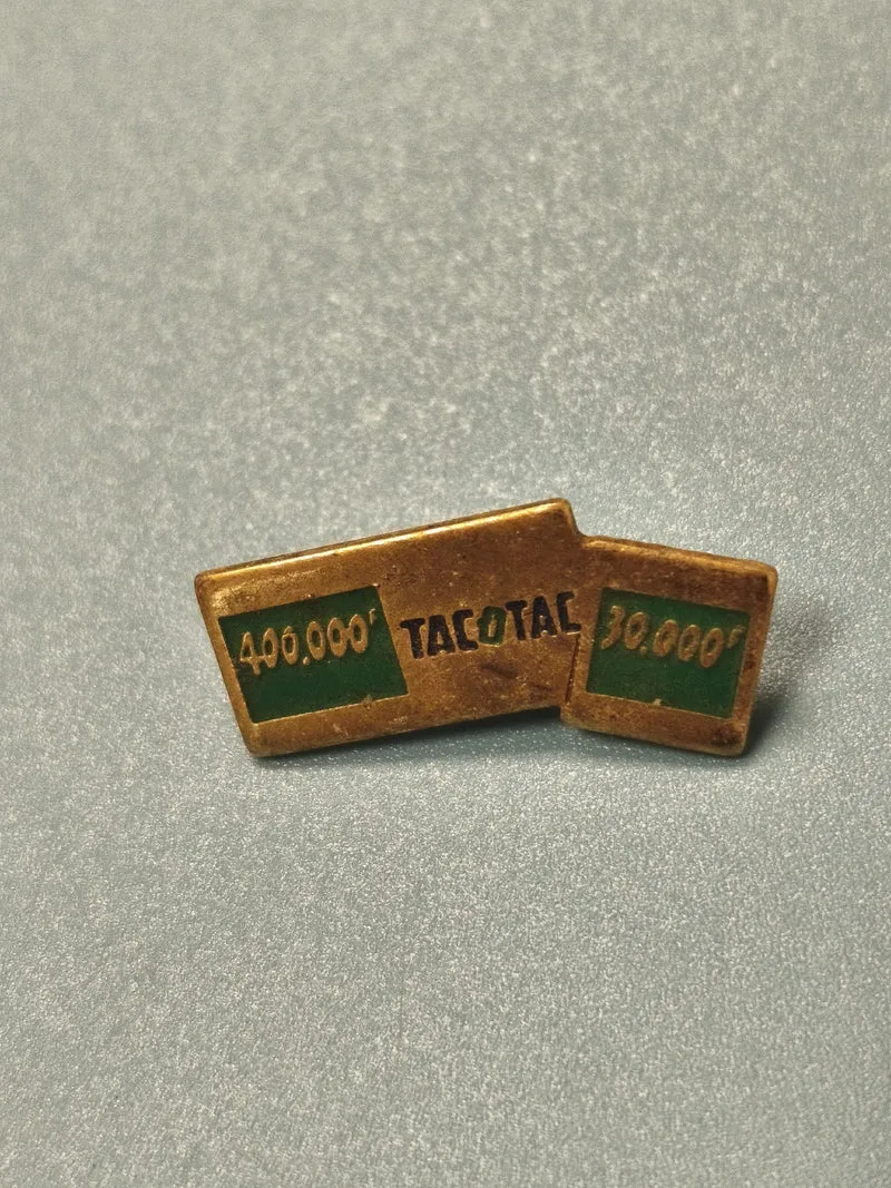 Vintage pin's publicitaire Tacotac ancien, rectangulaire, couleurs vert et or