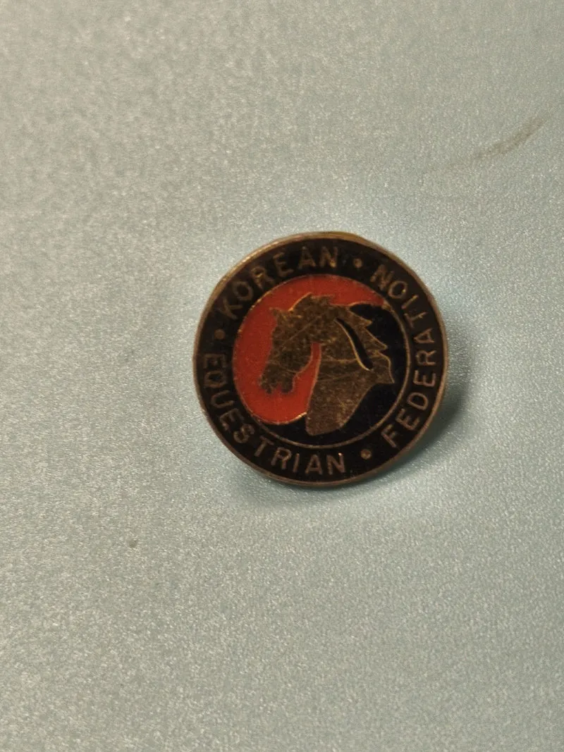 Vintage pin's Korean Equestrian Federation cheval émaillé rond collection
