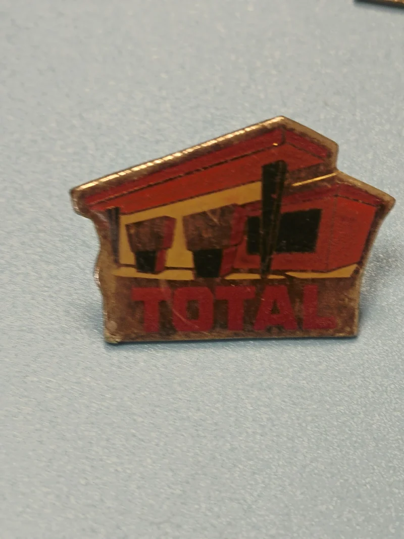 Vintage pin's TOTAL station essence rouge jaune, collection automobilia (Ref 3)