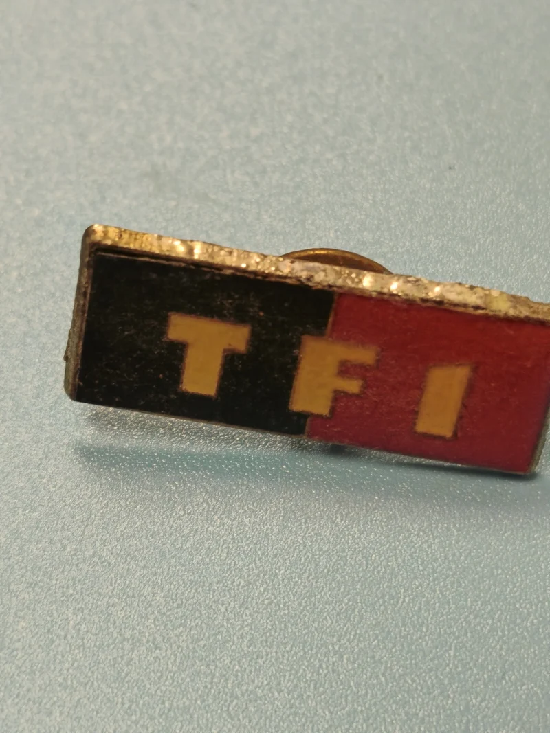 Vintage pin's TF1 ancien, rectangulaire, couleurs noir rouge jaune, collection