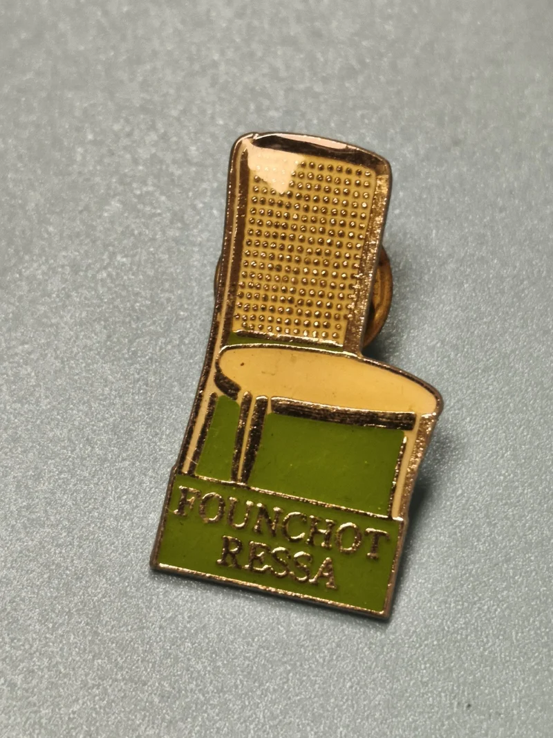 Vintage pin's Founchot Ressa chaise émaillée vert jaune collection (Ref 3)
