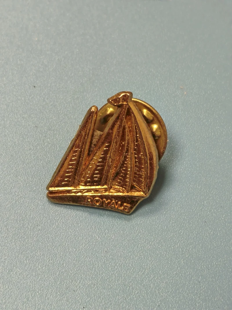 Vintage pin's bateau voilier doré ROYALE collection nautique (Ref 3)