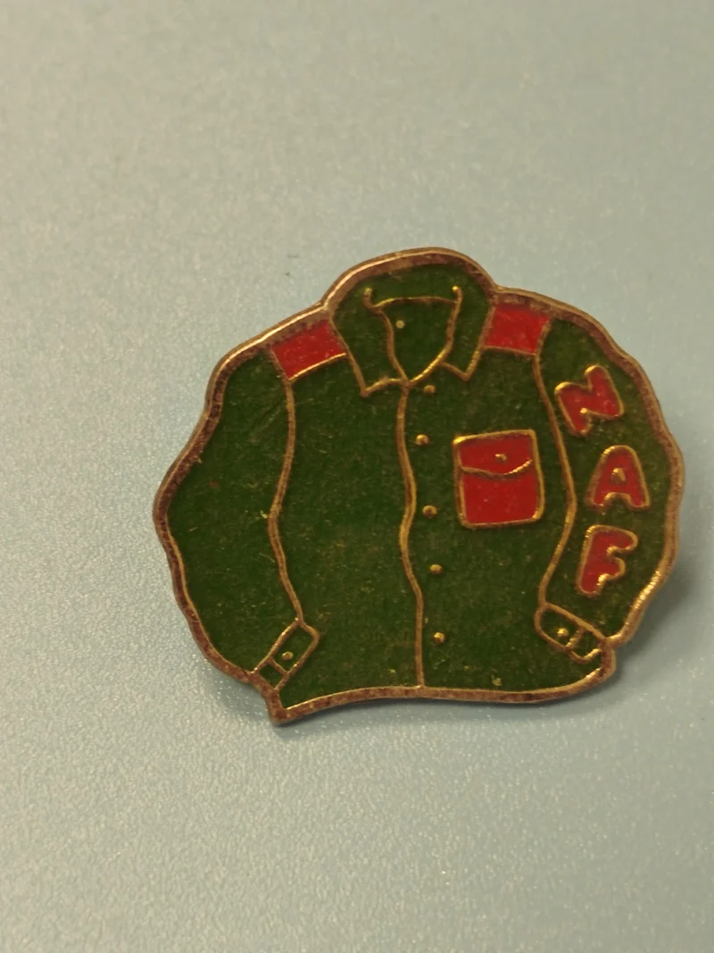 Pin's vintage NAF chemise verte badge ancien collection mode années 80-90