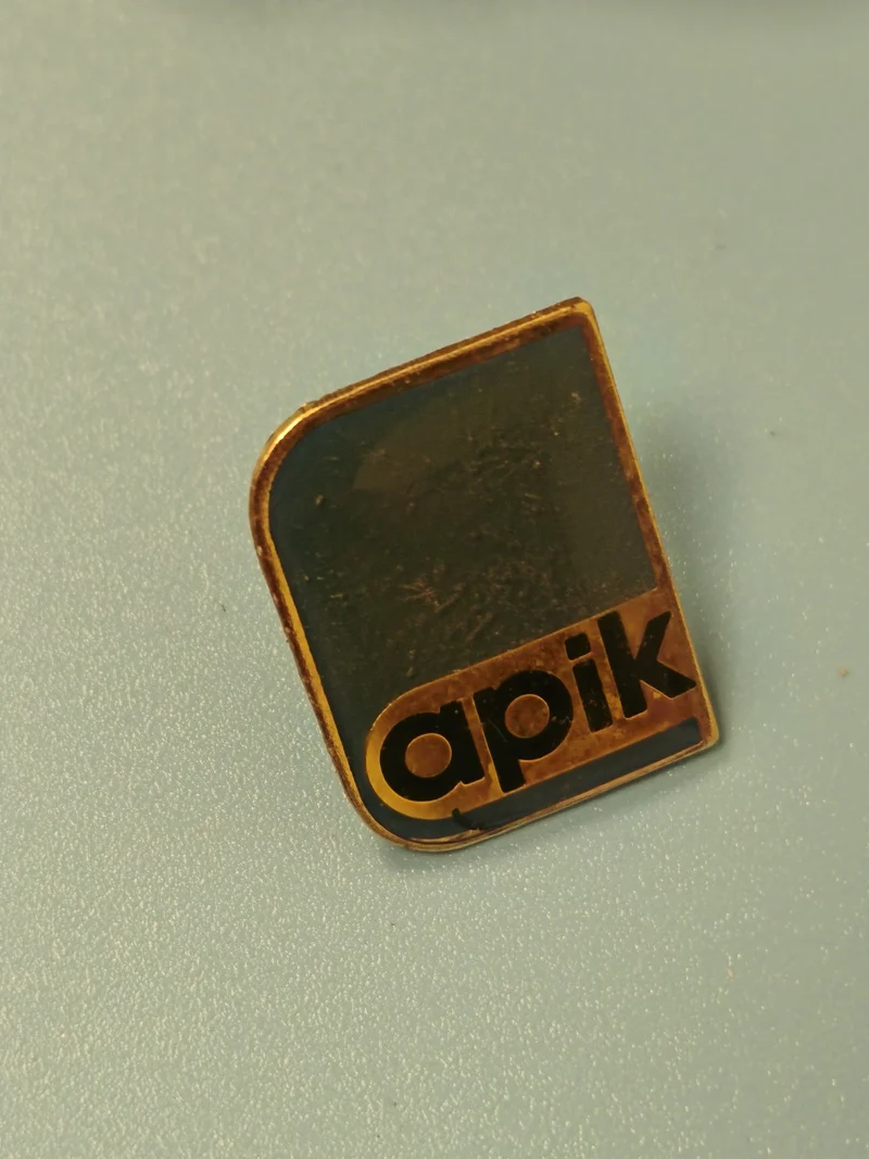 Vintage pin's apik logo ancien, forme géométrique, collection rétro