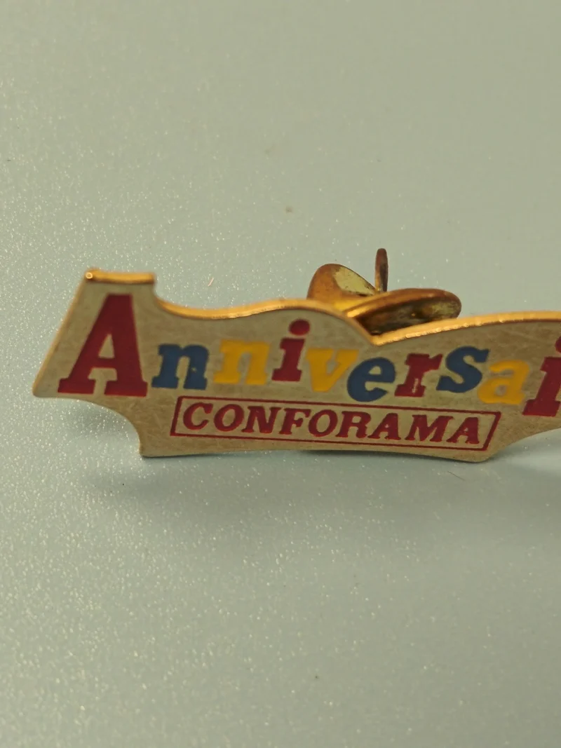 Vintage pin's Anniversaire Conforama multicolore collection publicitaire