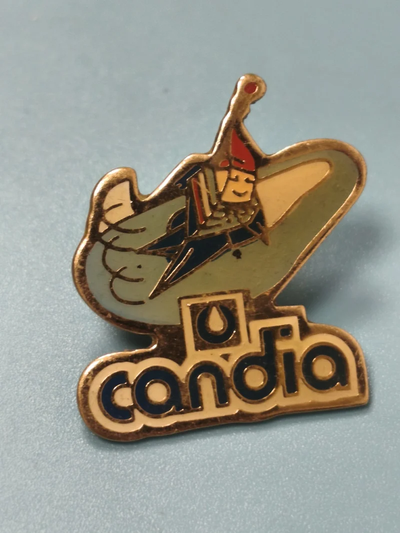 Vintage pin's Candia publicitaire émaillé bleu et doré collection lait (Ref 3)