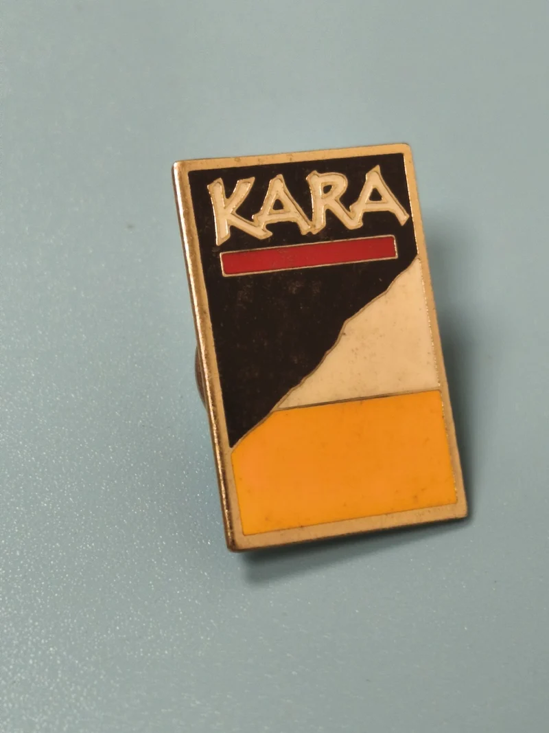 Vintage pin's KARA rectangulaire émaillé noir jaune rouge collection (Ref 3)