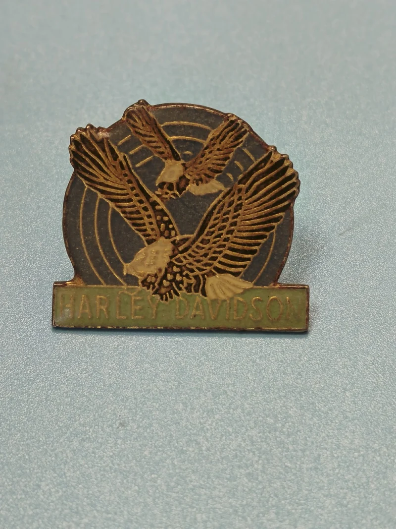 Pin's vintage Harley Davidson aigle doré, collection moto, ancien badge USA